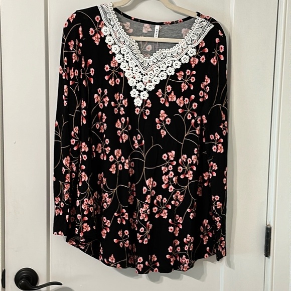 NWT Cathy black and pink floral top! - Picture 1 of 3